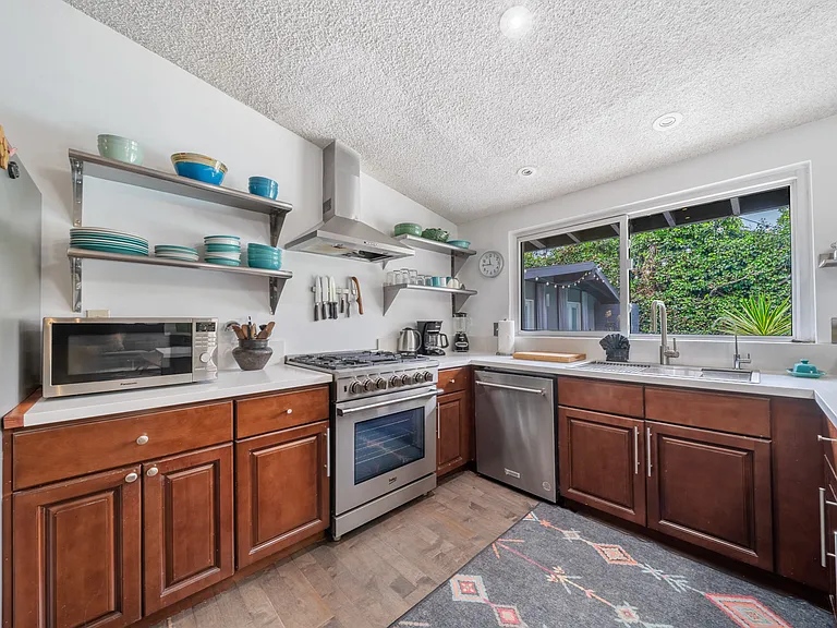 13557 Kittridge St — Photo 19