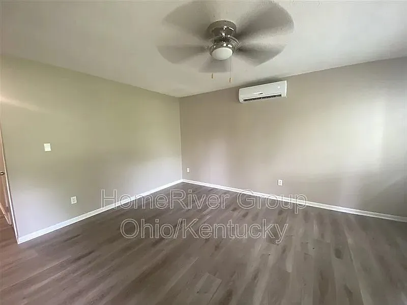 3 bed, 1.0 bath, 912 sqft, $1,318 — Photo 2