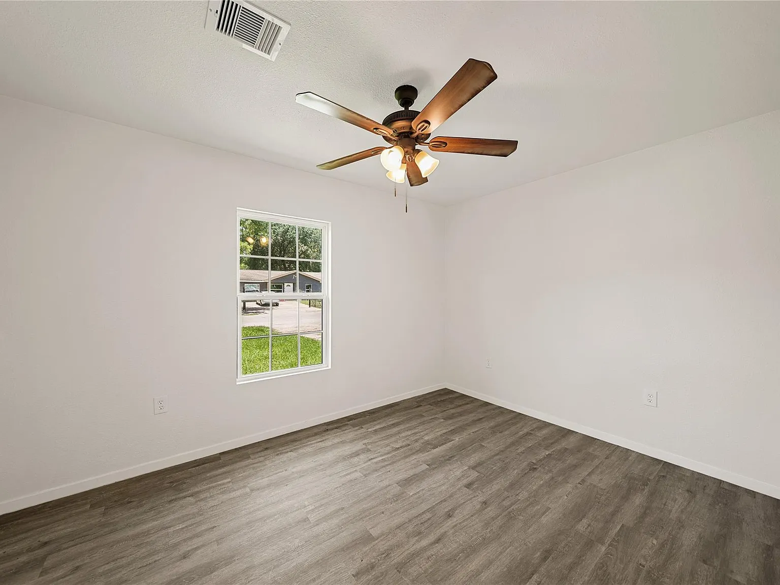 3 bed, 1.5 bath, 1562 sqft, $1,400 — Photo 4