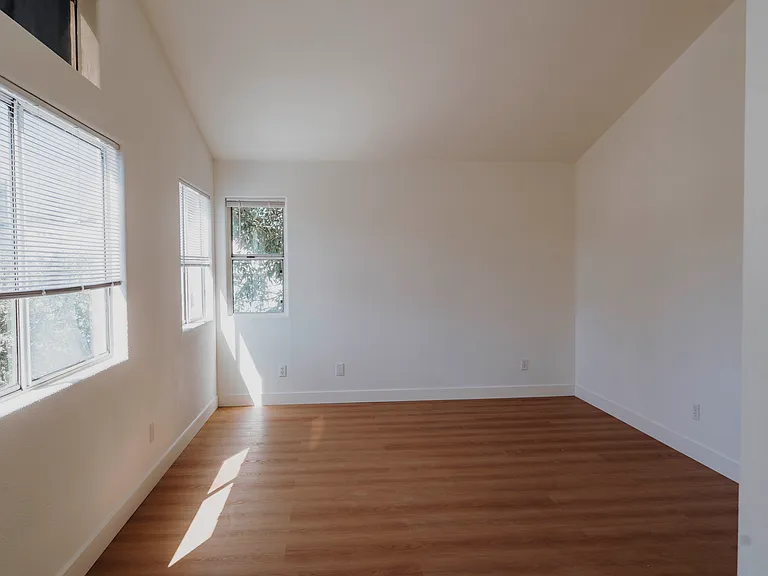 925 Magnolia Ct — Photo 3