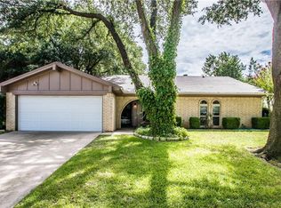 932 Columbus Ct, Bedford, TX 76022