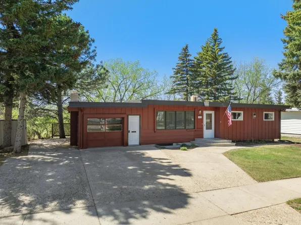 1933 Skyline Dr, Minot, ND 58703