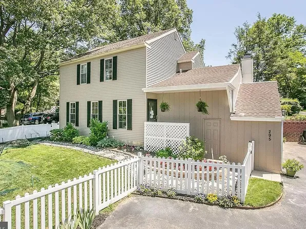 295 Sugartown Rd, Wayne, PA 19087