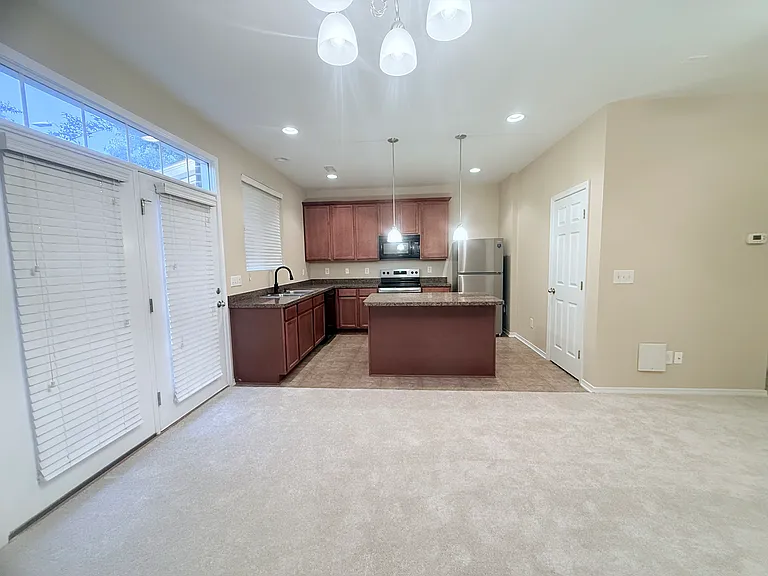 412 Longchamp Ln — Photo 7