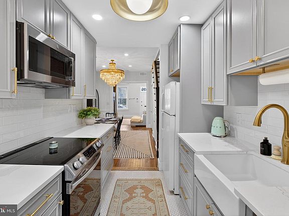 3rd image of 316 11th St SE