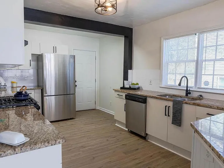 1372 Smith St — Photo 5