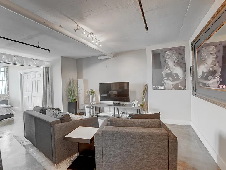 185 NE 4th Ave #301 — Photo 5