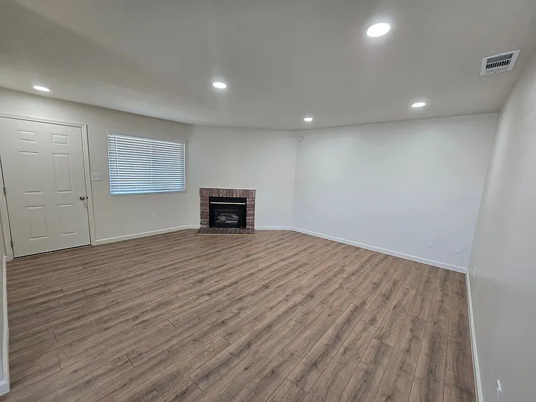 801 Capehart Ct — Photo 4