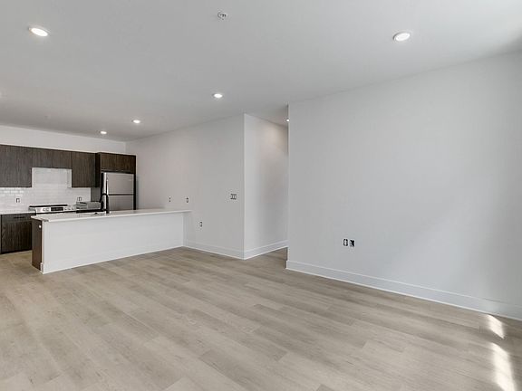 5th image of 3045-51 Richmond St #203
