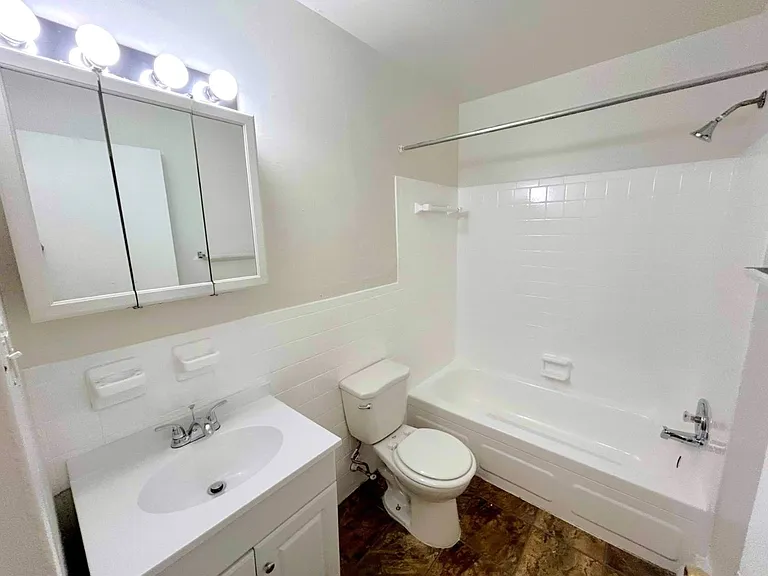 Ridgeway Court Apartments — Photo 19