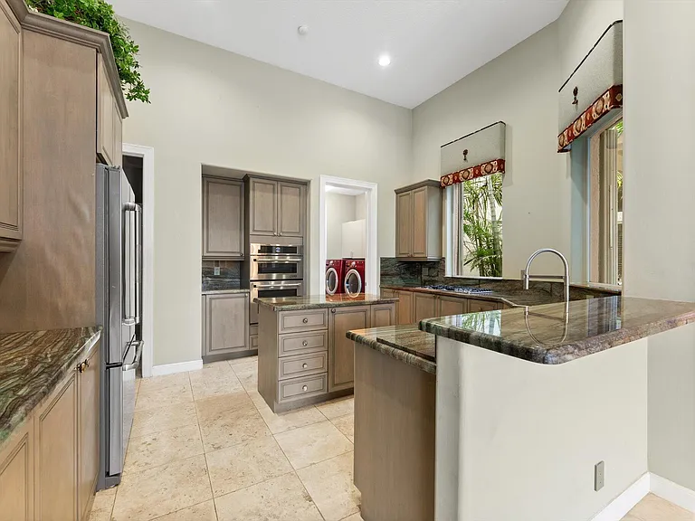 7081 Mallorca Cres — Photo 5