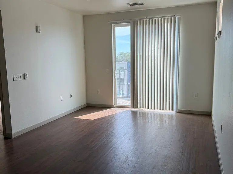 1305 N Peoria St — Photo 2
