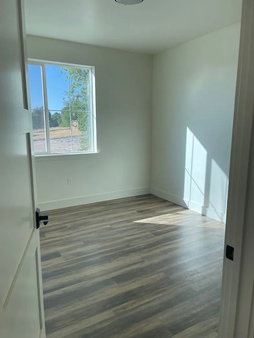Emerald Court Apartments — Photo 3