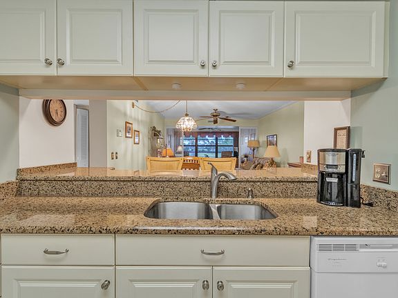 Kitchen w/ breakfast bar