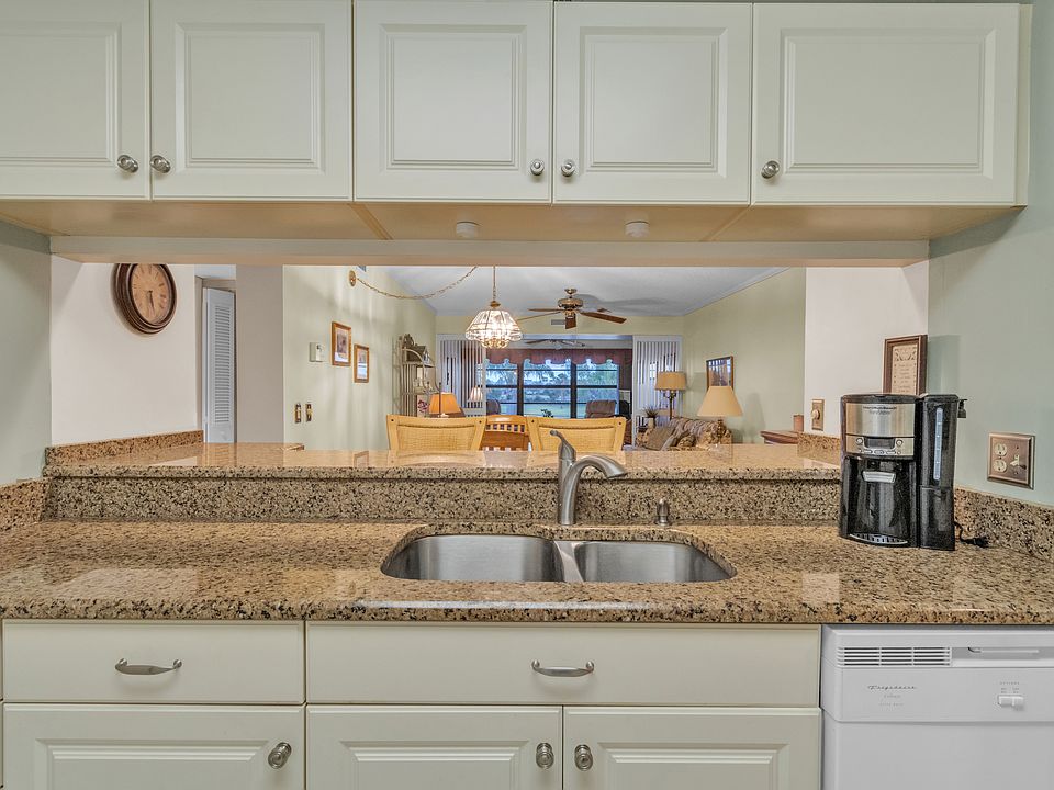 Kitchen w/ breakfast bar