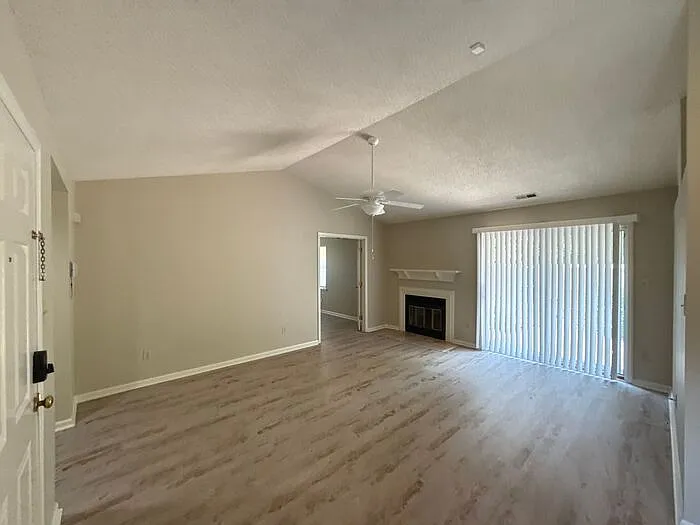 2 bed, 1.0 bath, 864 sqft, $1,600 — Photo 3