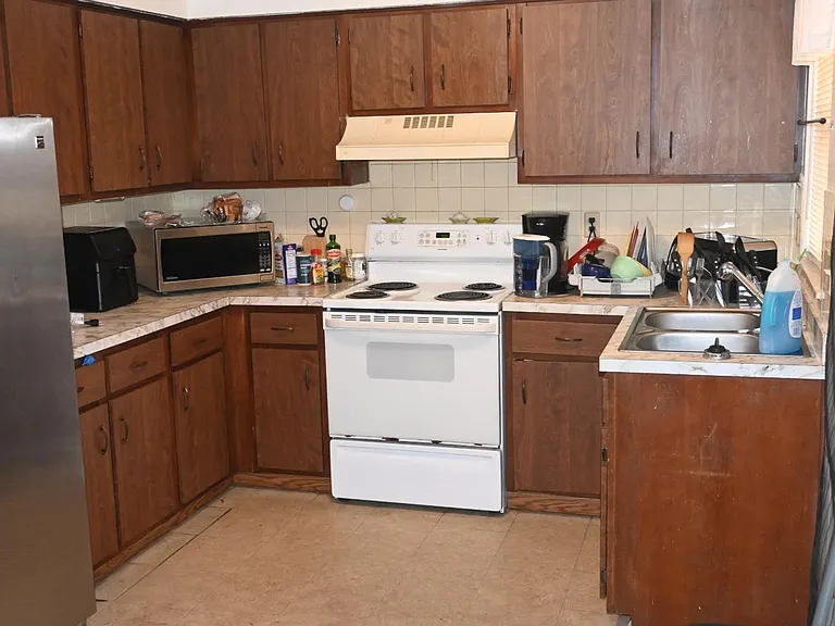 1115 E Oak St — Photo 2
