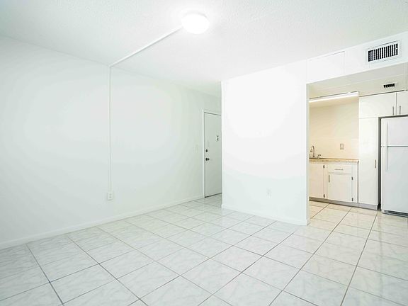 4th image of 450 NE 82nd Ter APT 7