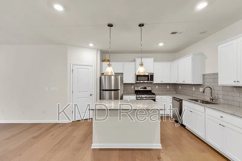 3 bed, 2.5 bath, 1601 sqft, $2,050 — Photo 4