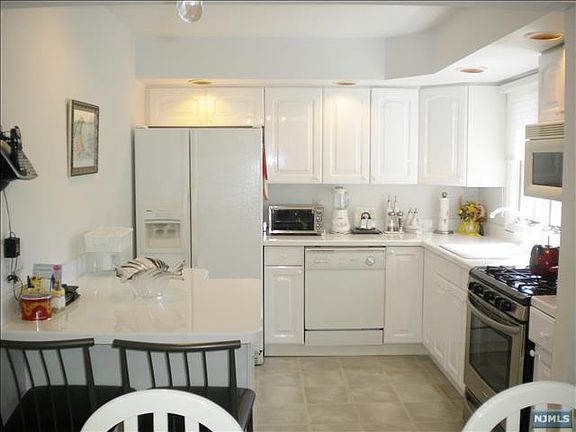 4th image of 147 Surrey Ct