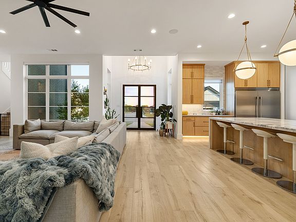 4th image of 329 Renaissance Ln