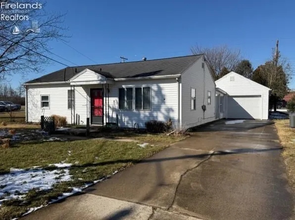 1302 Fleetwood Dr, Fremont, OH 43420