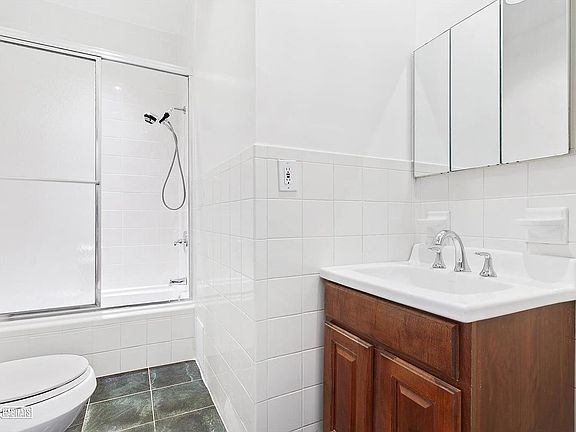 4th image of 140 W 69th St APT 59A