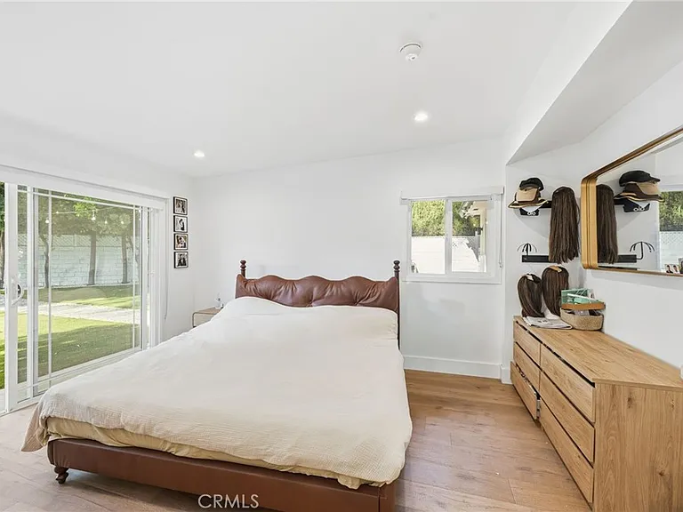13135 Chandler Blvd — Photo 46