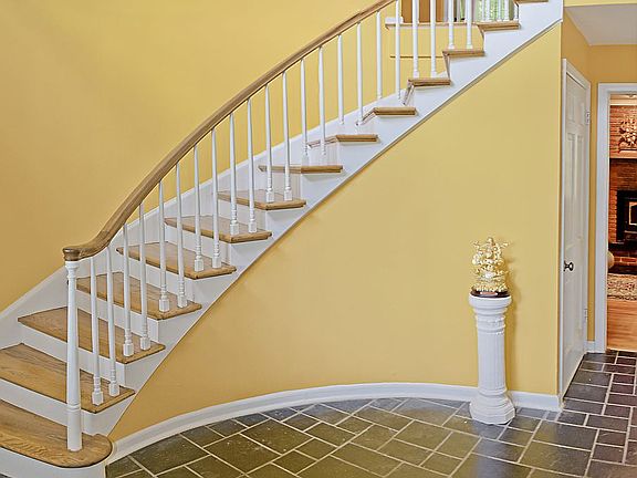 Foyer-Circular Stairway