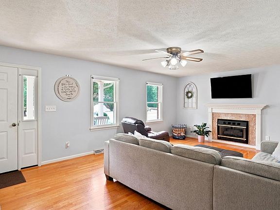 3rd image of 419 Holly Hills Dr