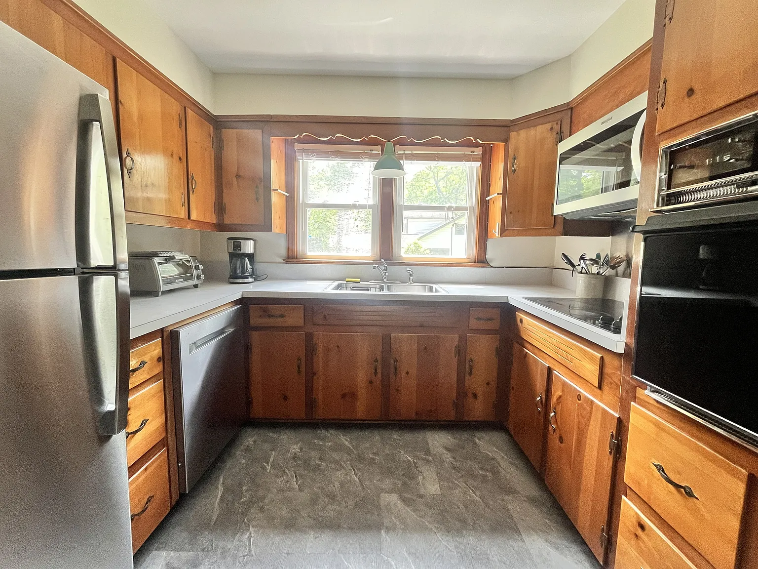 3 bed, 1300 sqft, $2,500 — Photo 2