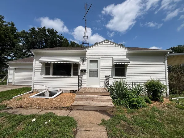 709 W 21st St, Cedar Falls, IA 50613