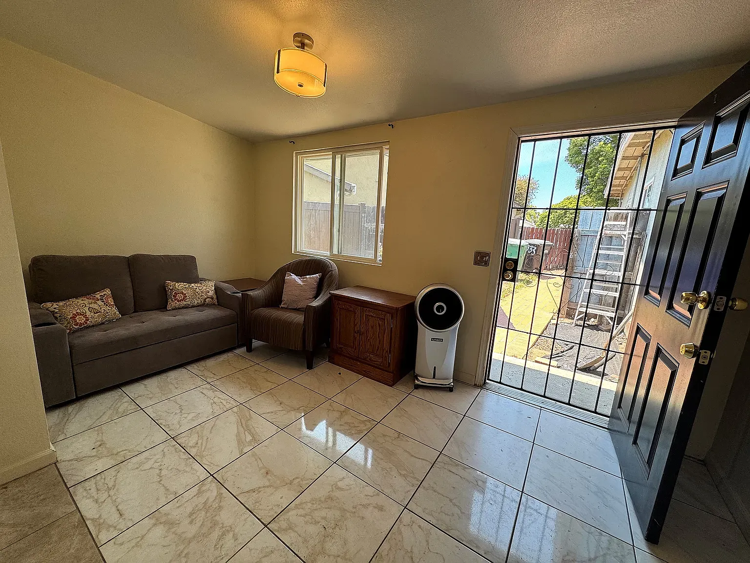 2 bed, 750 sqft, $2,400 — Photo 1