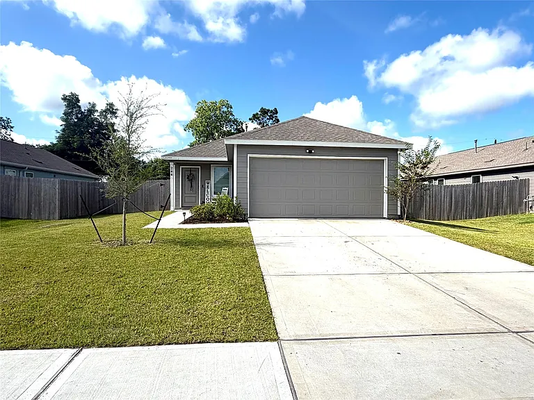 244 Houston Ave — Photo 2
