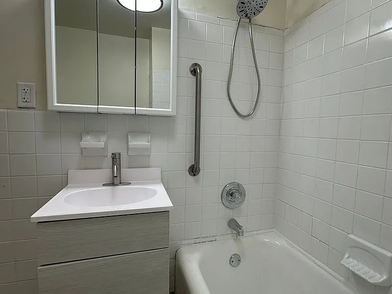 Queen Lane Manor — Photo 55