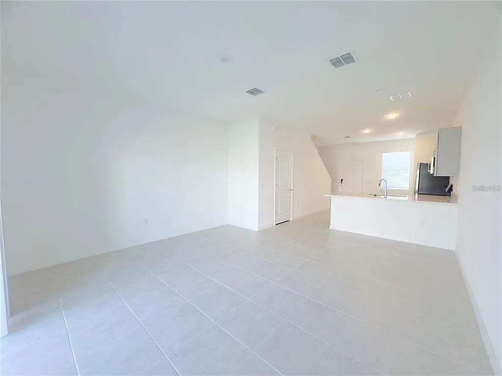 2 bed, 2.5 bath, 1350 sqft, $1,690 — Photo 3