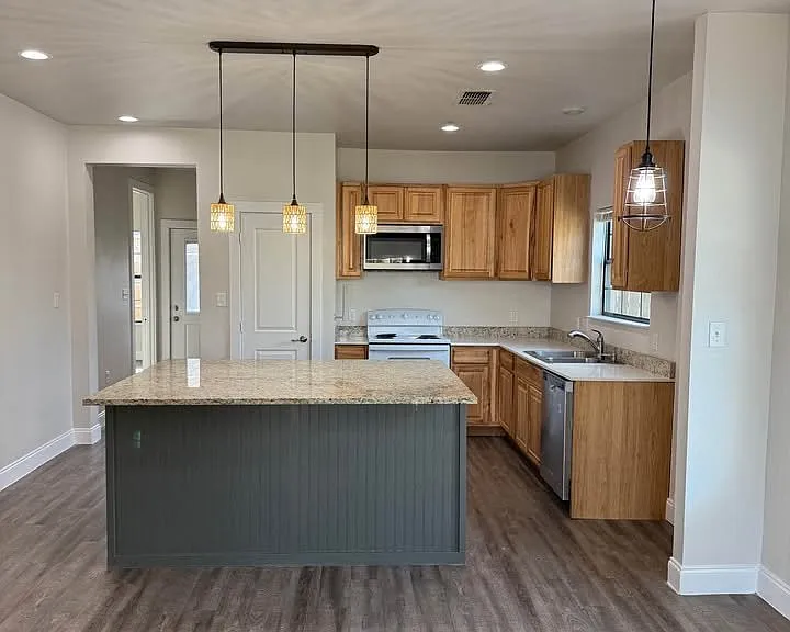 324 W Cummings St — Photo 2