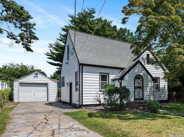 73 Willow Avenue, Freeport, NY 11520