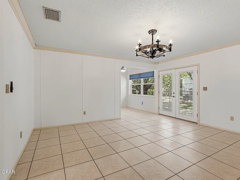 139 Manistee Dr — Photo 3