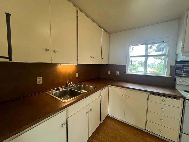 1864 Thomas St — Photo 10