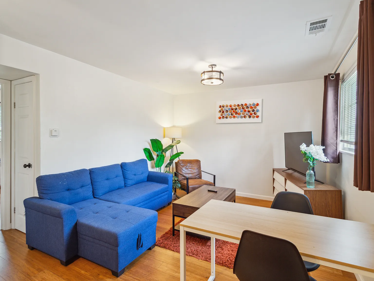 Studio, 700 sqft, $1,450 — Photo 2