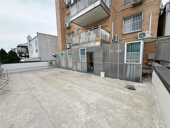 5th image of 928 55th St APT 1B