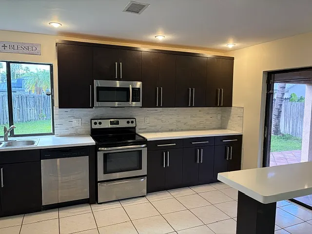 731 SW 95th Way — Photo 4