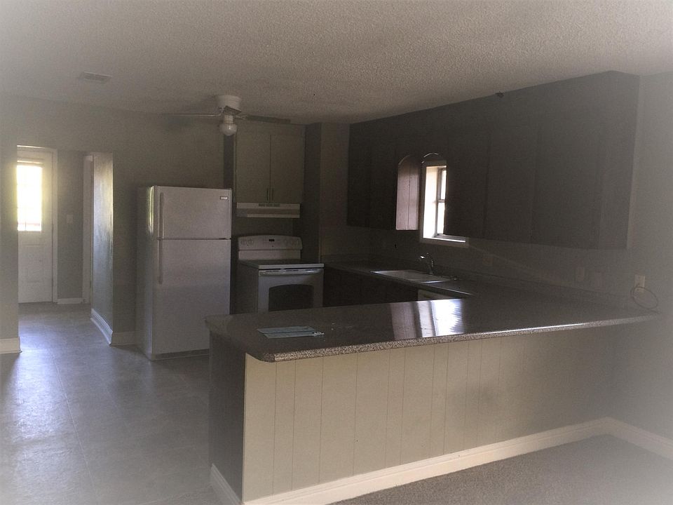 Large spacious re-modeled kitchen !!