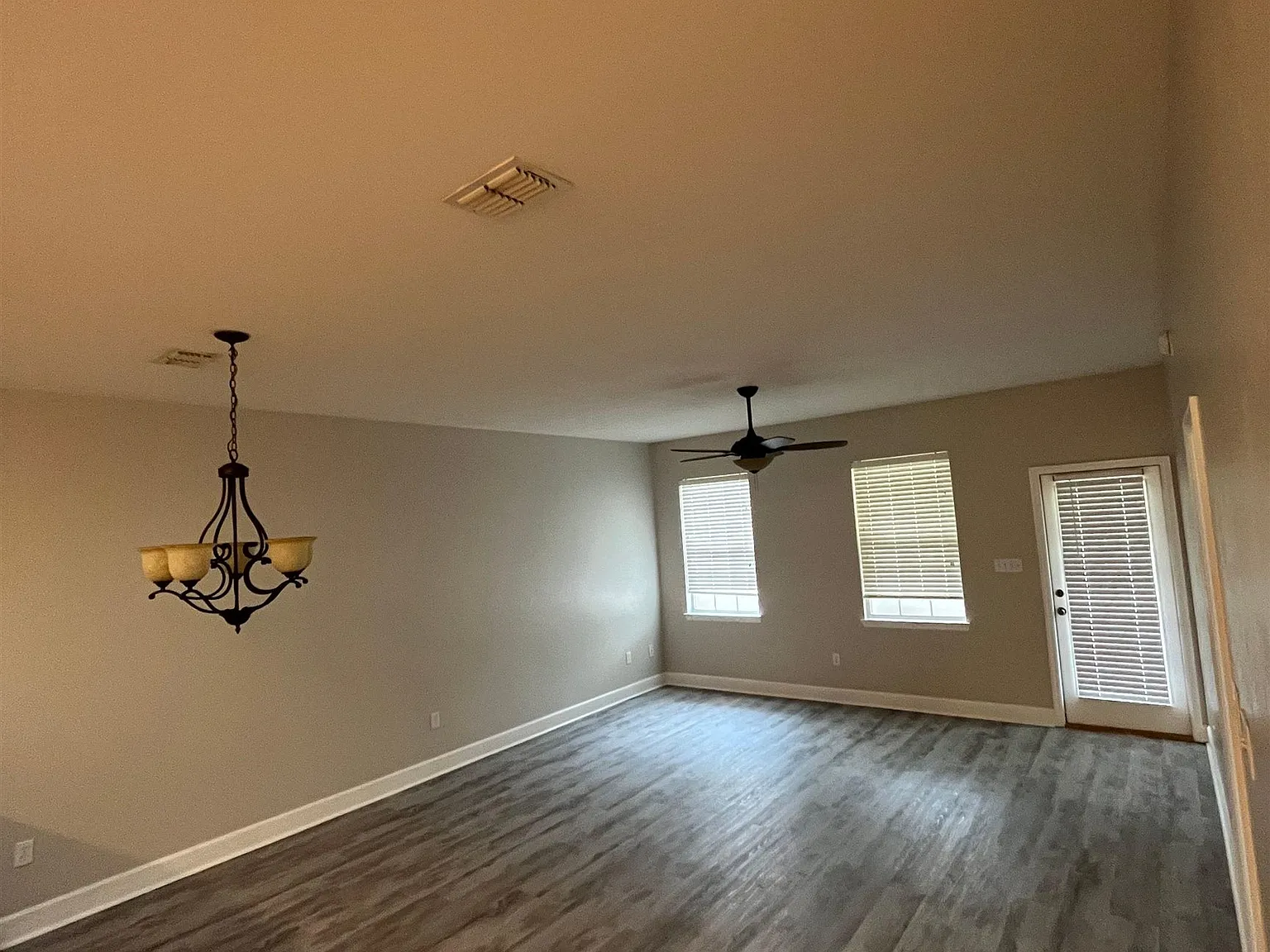3 bed, 1231 sqft, $1,800 — Photo 2