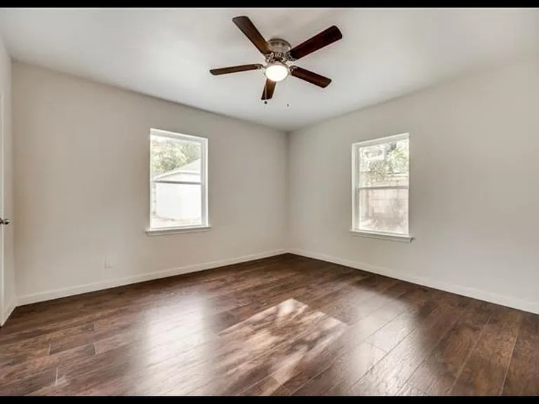 924 W Pecan St — Photo 7