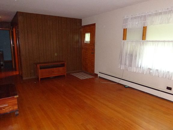 4th image of 22108 Main St