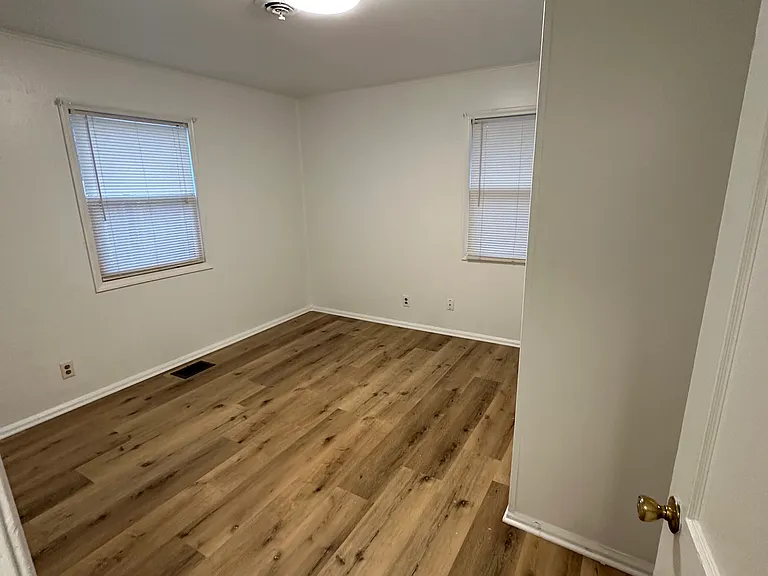 1007 E Michigan Ave — Photo 11