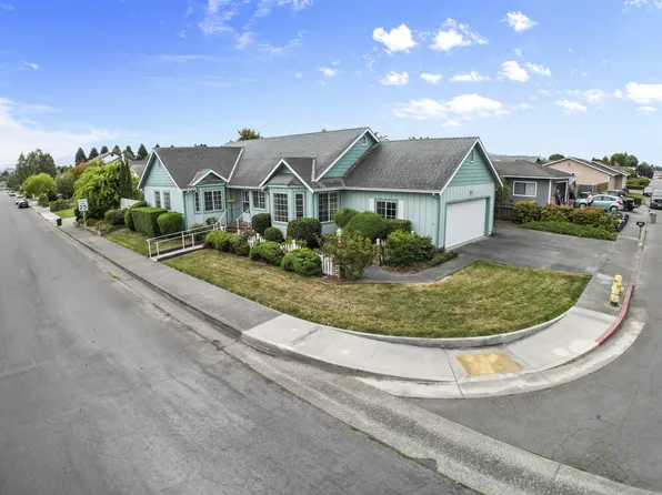 2109 Shamrock Dr, Fortuna, CA 95540