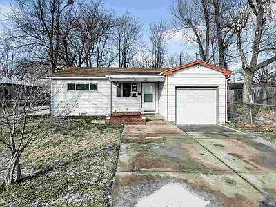 2 bed, 1.0 bath, 779 sqft, $1,050 — Photo 3